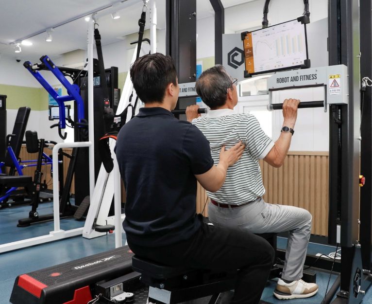 사근 스마트헬스케어센터에서 어르신이 건강 관리를 받는 모습