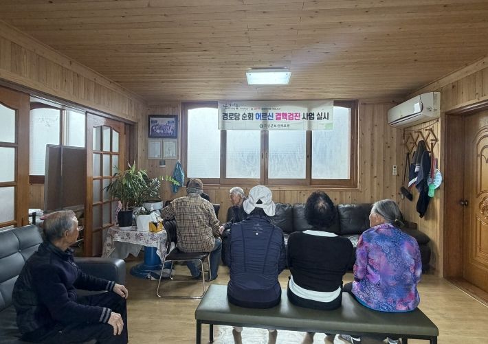 곡성군 보건의료원에서 경로당 순회 어르신 결핵검진 사업을 추진하고 있다.