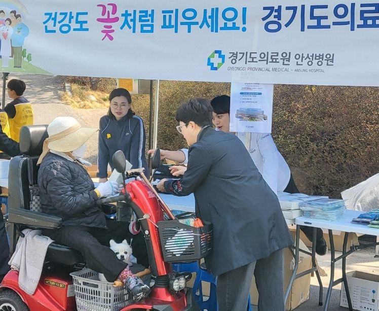 경기도의료원 안성병원, 산수유마을잔치서 '찾아가는 건강서비스' 제공