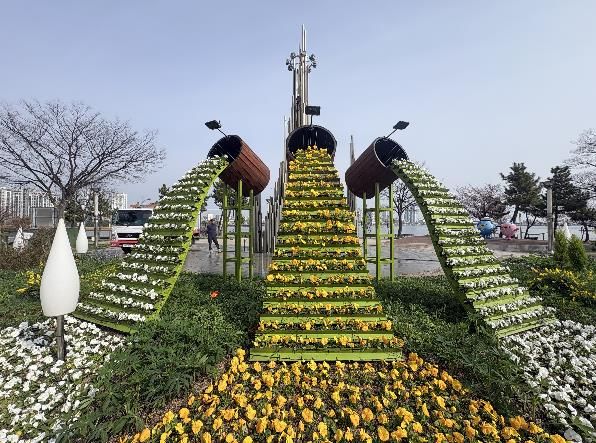속초시 사계절 꽃으로 덮인 속초…청초호 봄꽃 화단 조성 완료