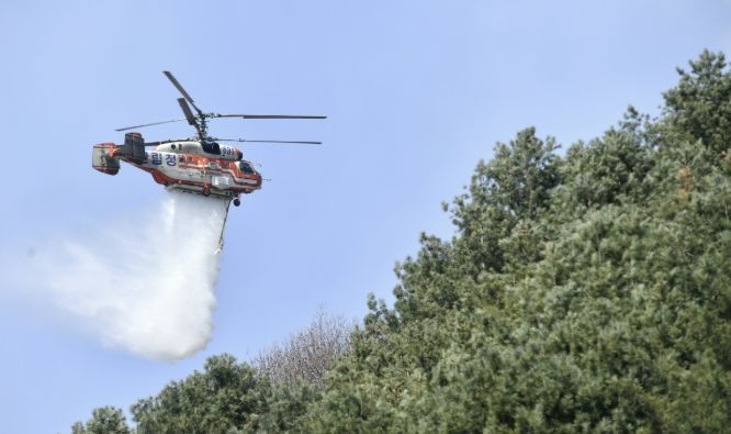 지난 2023년 3월 화천읍 중리 일대에서 발생한 산불 현장에서 산림청 헬기가 진화에 나서고 있다