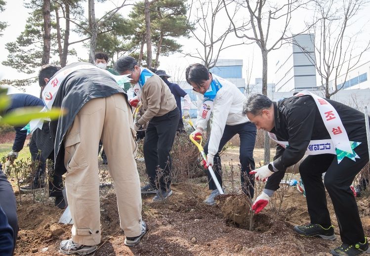 인천 서구, 식목일 기념 나무 심기 및 산불 예방 캠페인 전개... 나무 심고 산림 지키고