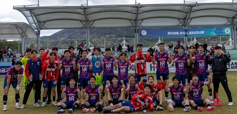 기장군민축구단이 시즌 첫 승을 거두고 기념촬영을 하고 있다.