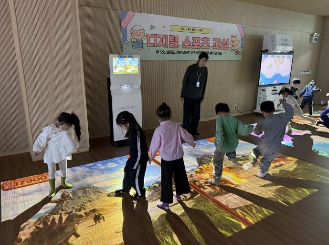 마포365구민센터 디지털 스포츠실에서 아이들이 체험 프로그램에 참여하고 있다.