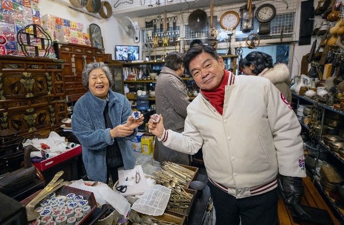 답십리 고미술상가 내 한 상인과 인사하는 이필형 동대문구청장