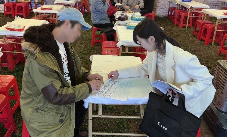 1. 위생관리 전담반이 식품접객업소 특별 위생점검을 실시하고 있다.