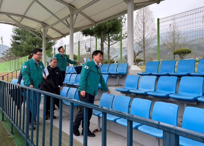 군과 시설관리공단이 함께 경기장을 점검하고 있다.
