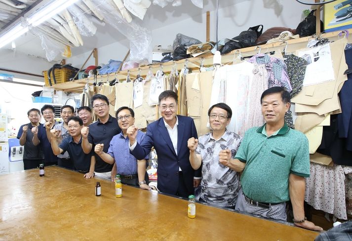 2024년 9월 관내 봉제사업장을 방문한 정문헌 종로구청장의 모습