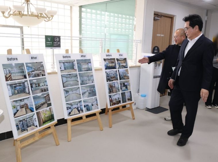 박일하 동작구청장이 지난 3월 31일, 약수도서관 재개관을 앞두고 시설을 방문해 리모델링 전후 사진을 확인하고 있다.