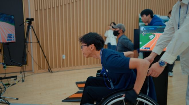 천안시장애인체육회와 단국대학교 관계자들이 ‘뉴 아이디어 공모사업’ 선정을 기념하며 디지털 e스포츠 장비를 시연하고 있다.