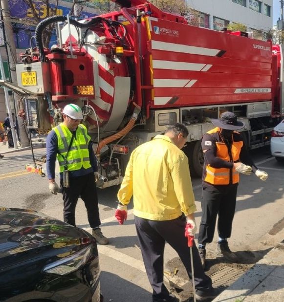 안성시, 침수 취약 지역 빗물받이 집중 정비… 여름철 수해 예방 ‘총력’