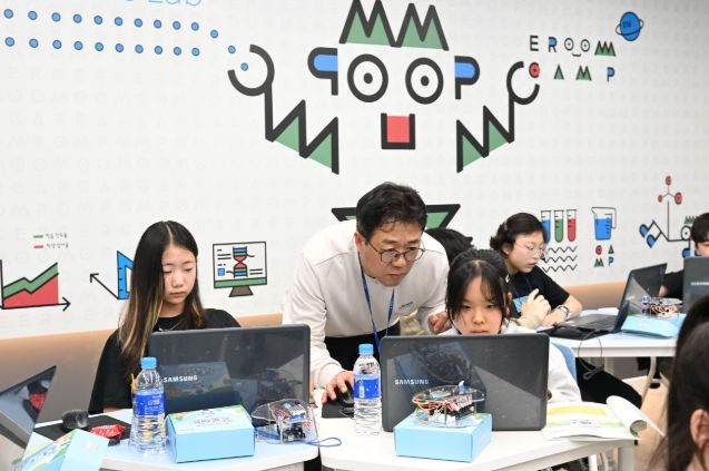 14일 오전 달성이룸캠프에서 열린 코딩캠프 현장. 캠프에 참여한 학생들이 강사의 설명을 들으며 직접 코딩을 실습하고 있는 모습