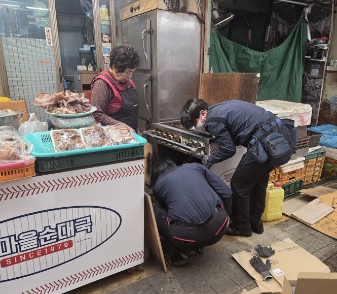 지난 3월 방제기기 설치 중인 새마을시장