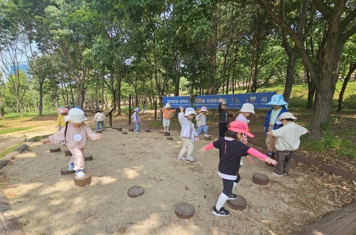 아이들이 빛가람호수공원 유아숲체험원에서 교육 활동에 참여하고 있다.