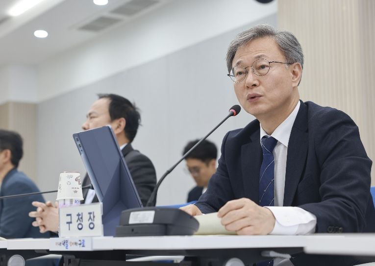 장인홍 구로구청장(오른쪽)이 15일 창의홀에서 열린 ‘2026년 1분기 공약사업 검토보고회’에서 발언하고 있다.