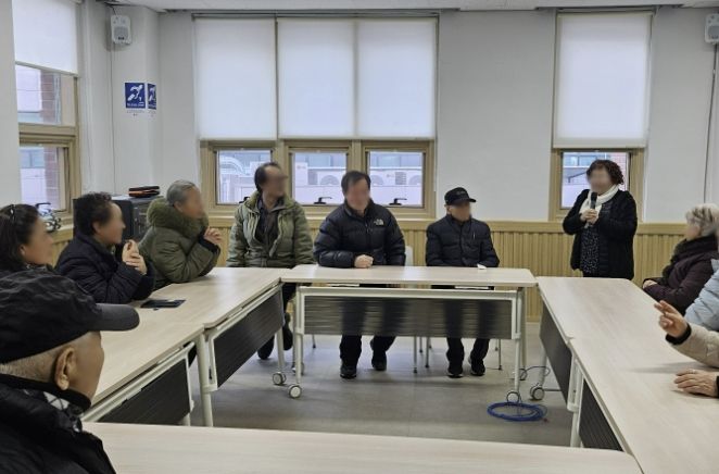 시민들이 부천시장애인회관에 설치된 텔레코일존을 이용하고 있다.