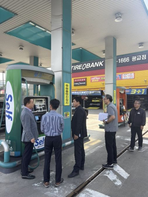 권혁주 수원시 환경국장(왼쪽 세 번째)이 동수원 톨게이트 인근 주유소에서 현장 점검을 하고 있다.