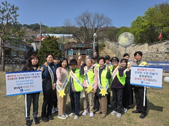 수원시, 팔달경찰서, 수원시니어클럽 관계자가 불법촬영 카메라 점검‧예방캠페인을 하고 기념사진을 촬영하고 있다.